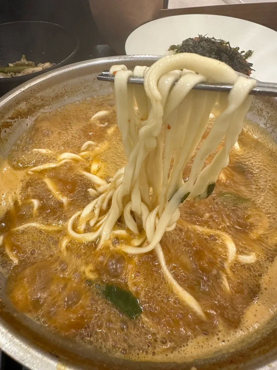 칼국수 면을 건져 올린 젓가락