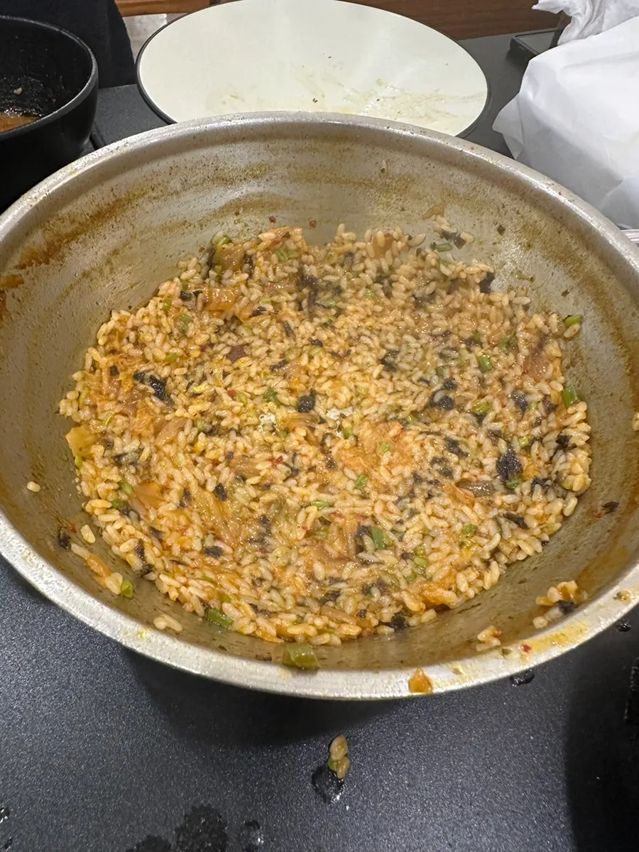 김가루와 채소가 어우러진 볶음밥 한 숟갈