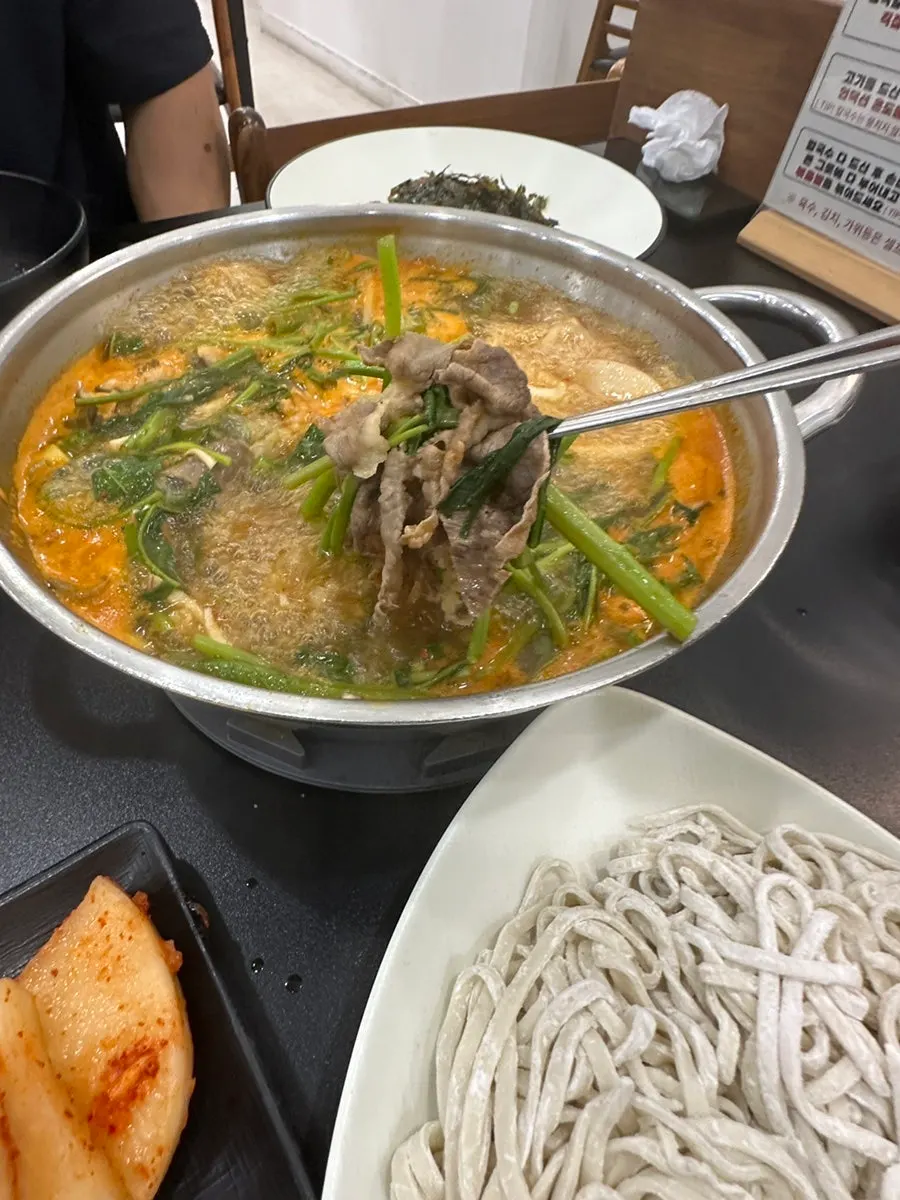 등심 추가로 푸짐해진 샤브칼국수 상차림