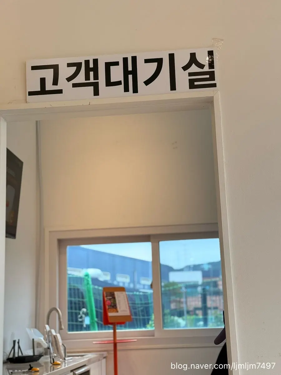 입구에 놓인 샤브칼국수 메뉴판