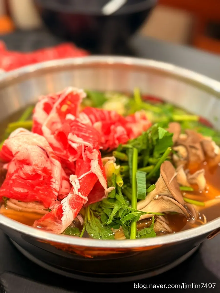 테이블에 차려진 샤브칼국수 재료