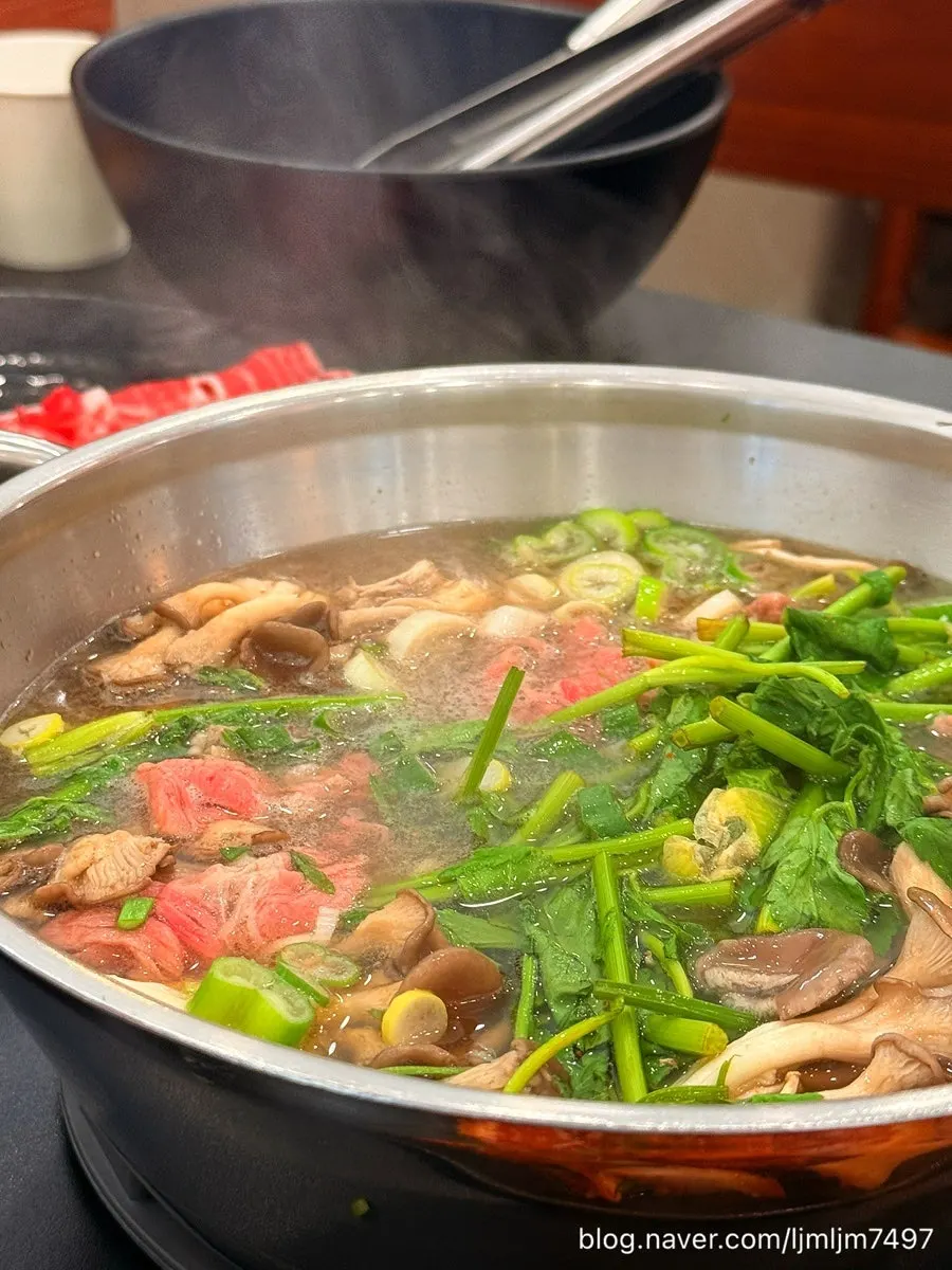 끓고 있는 샤브칼국수 육수와 채소