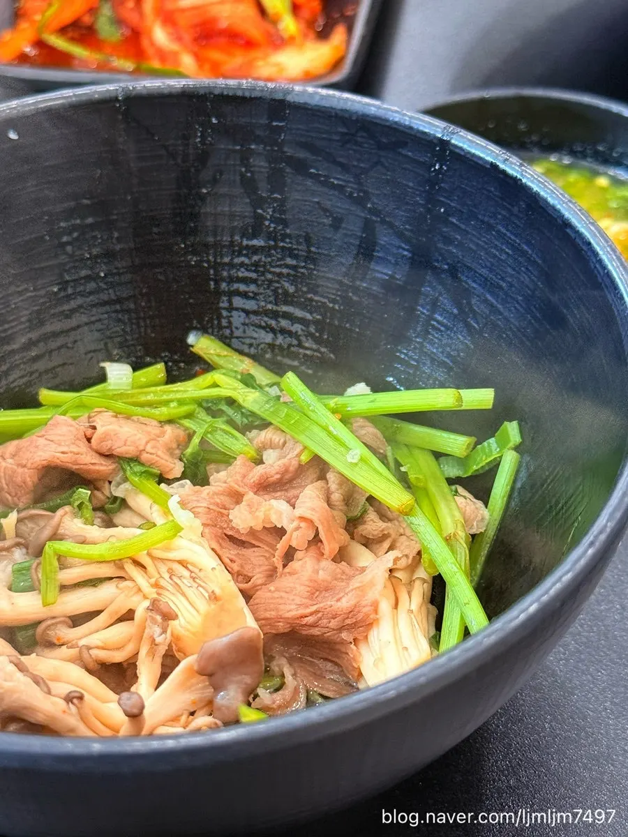 겉절이와 익은 김치 두 가지 반찬