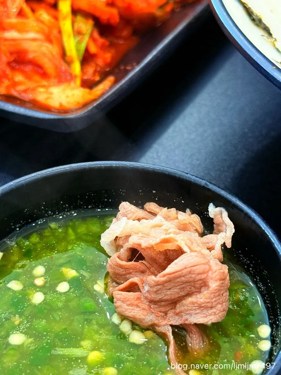 보통맛 샤브칼국수 국물과 고기