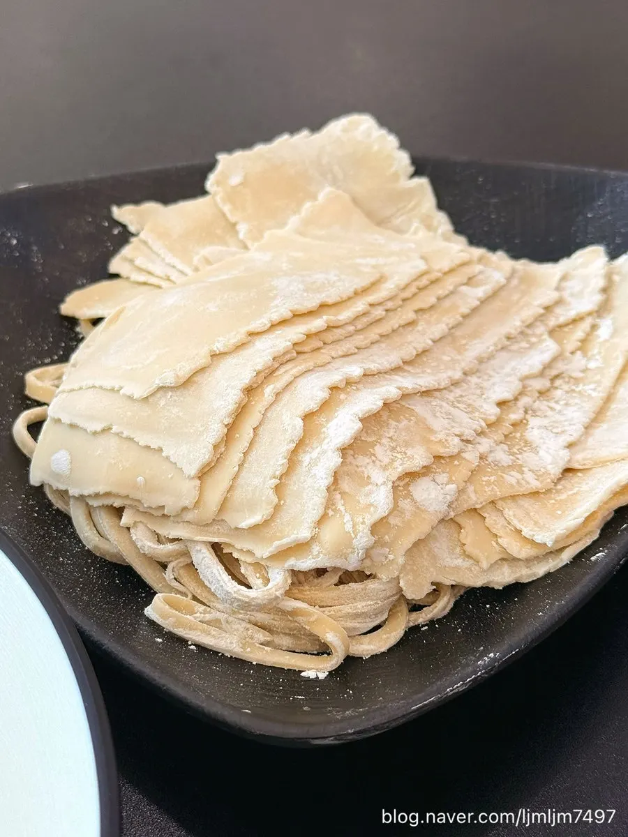 칼국수 면을 넣은 냄비