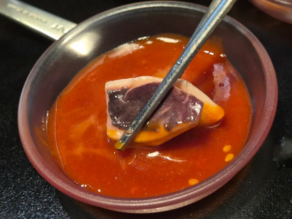 うどん玉をすくい上げたちゃんぽん鍋