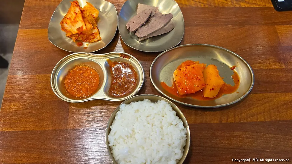 간이 포함된 기본 상차림과 반찬