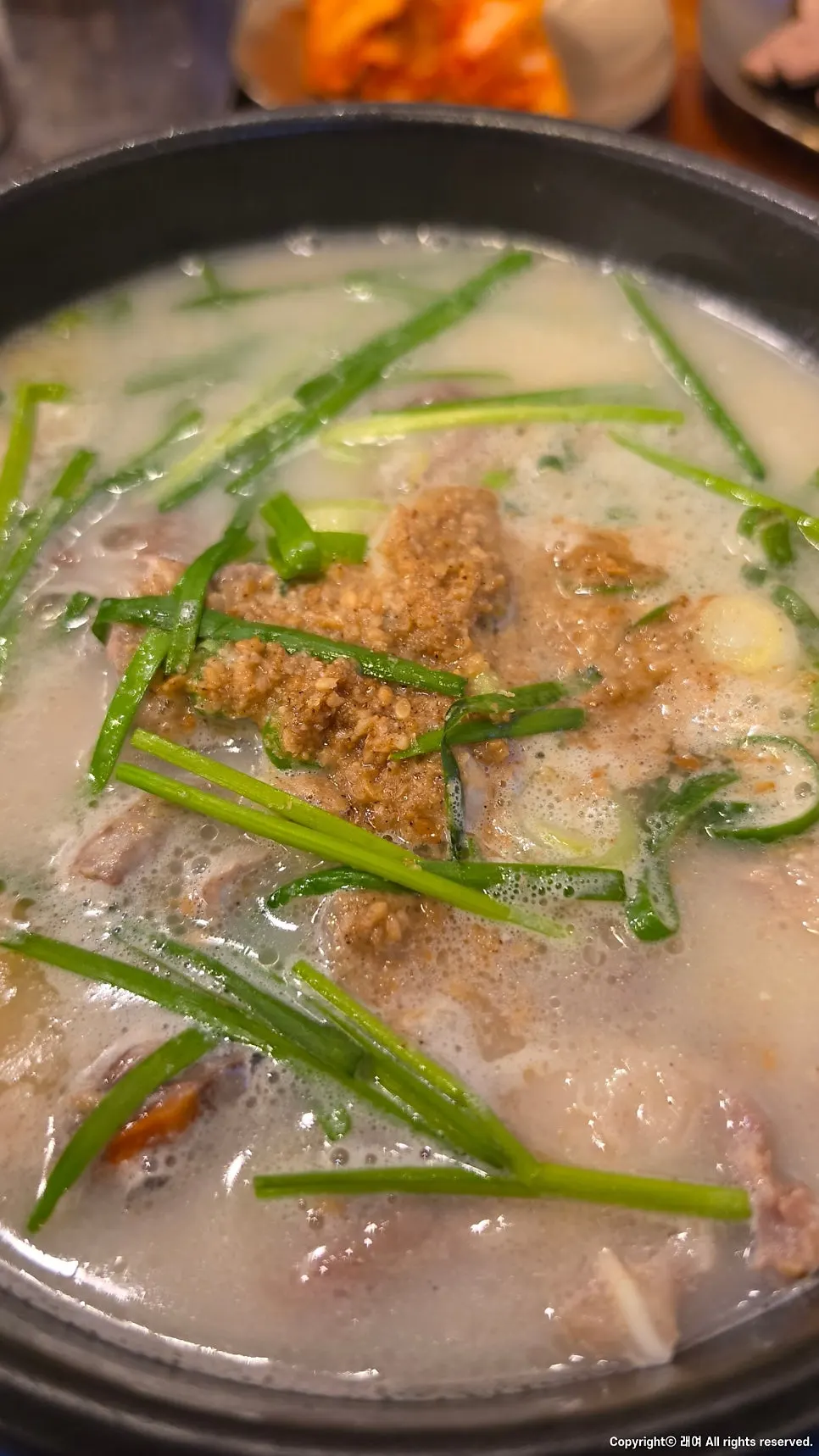 밥을 말아 든든한 순대국 한 그릇
