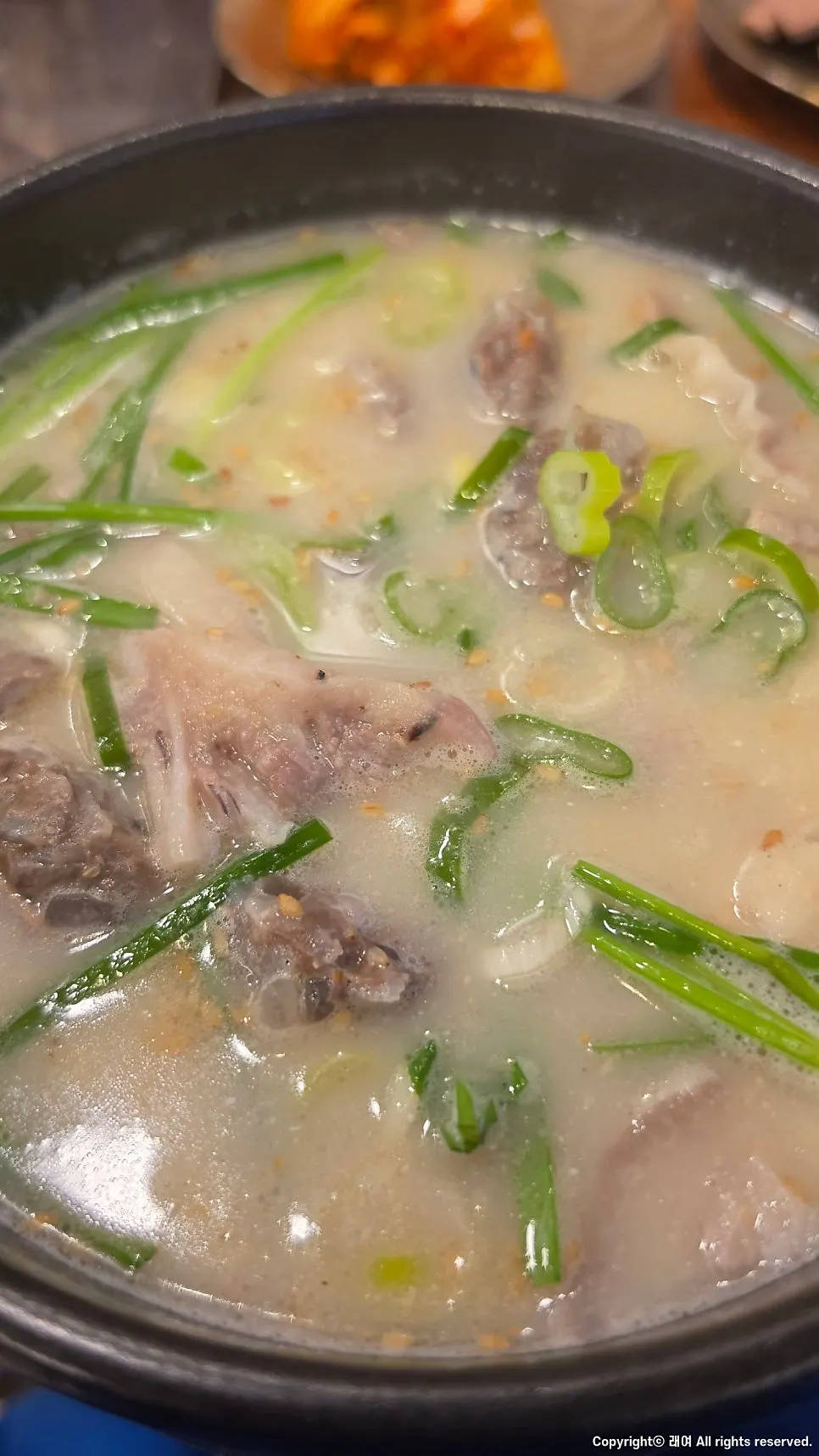 숟가락으로 건져 올린 순대국 건더기