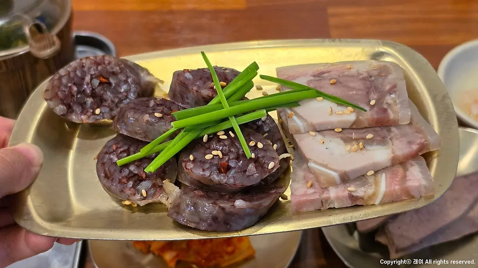 편육과 찰순대가 담긴 정식 접시
