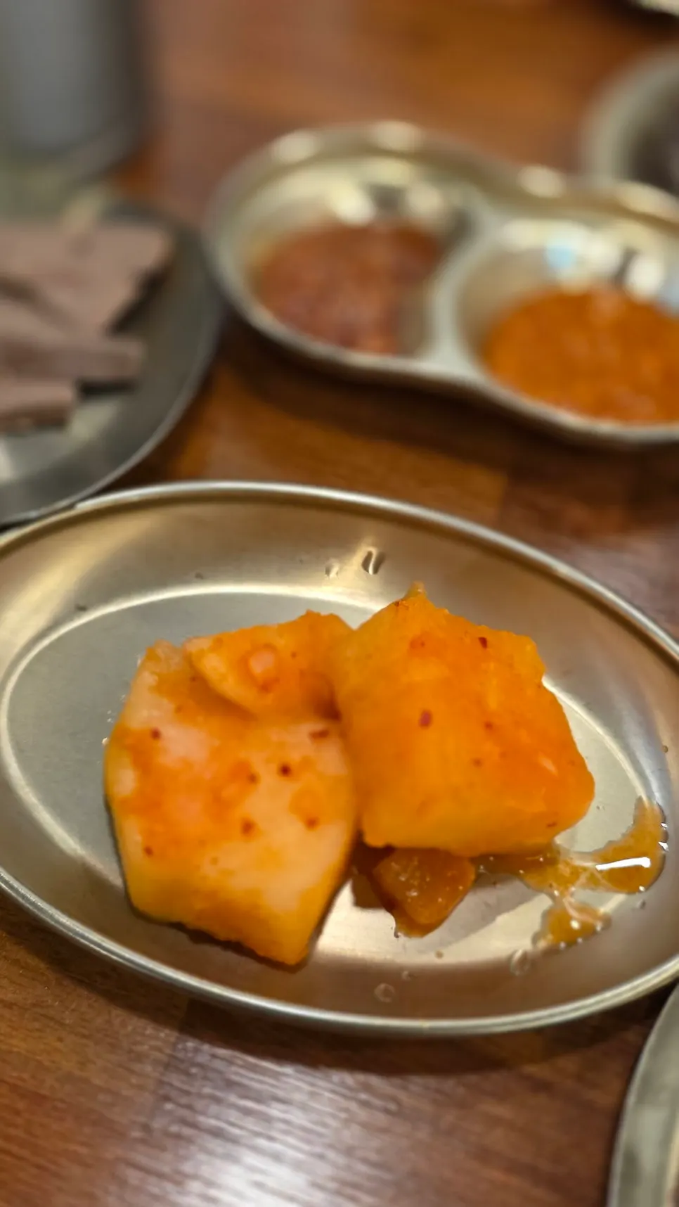 순대국과 반찬이 놓인 식사 자리
