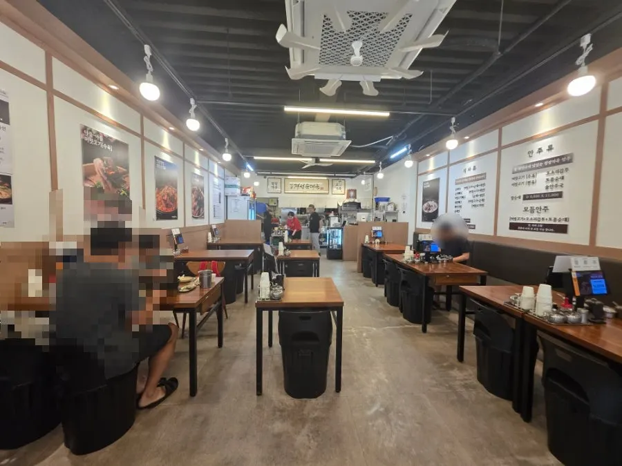 Interior seating at Yeonnal Gyeongseong Sundaeguk Suji-gu Office Station Branch