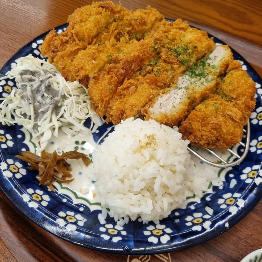 두툼하게 썰린 수제등심카츠