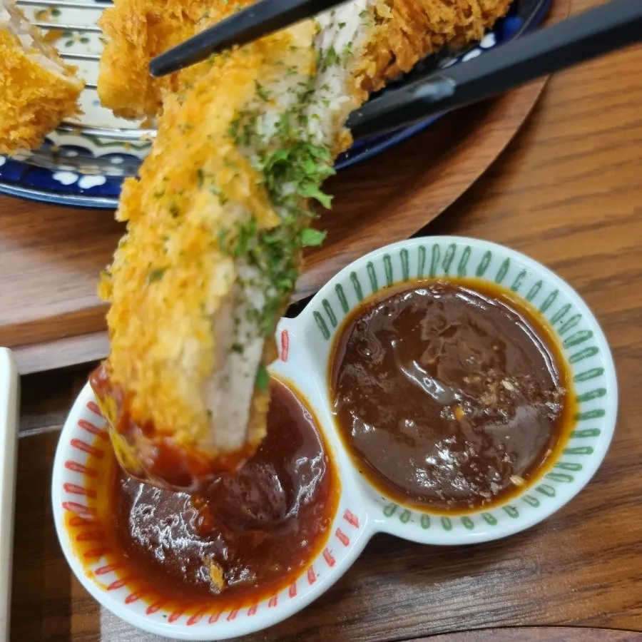 등심이 도톰한 돈카츠 단면