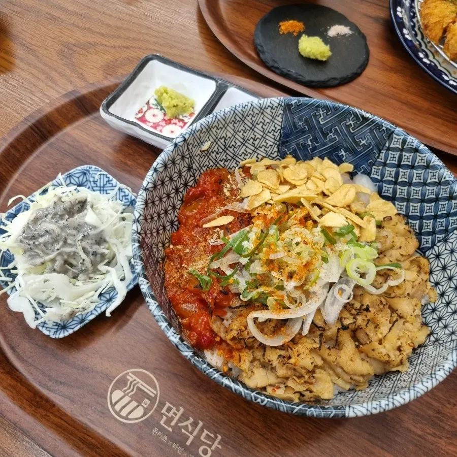 푸짐하게 담긴 큰김치부타동