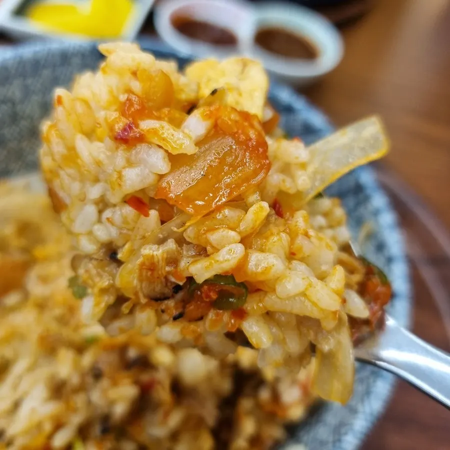 김치와 고기를 비벼 먹는 부타동
