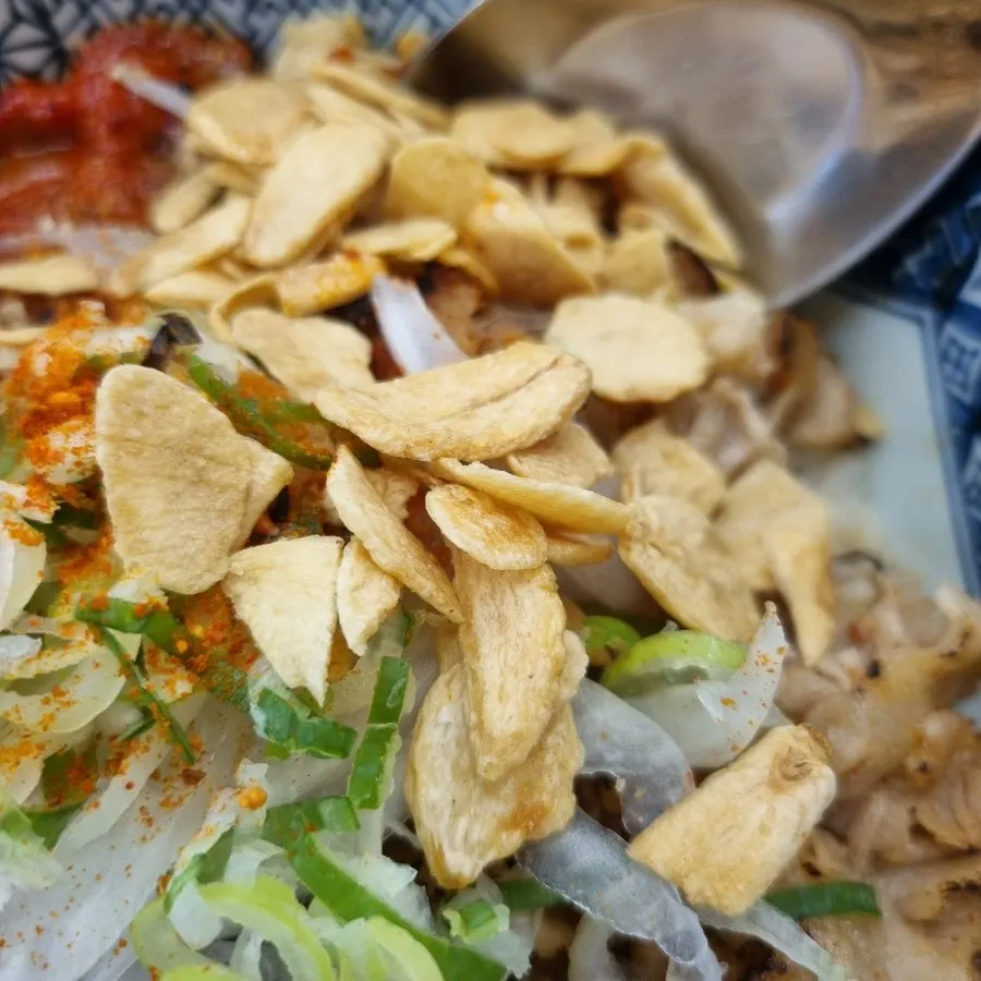 마늘칩이 올라간 부타동 한 숟가락