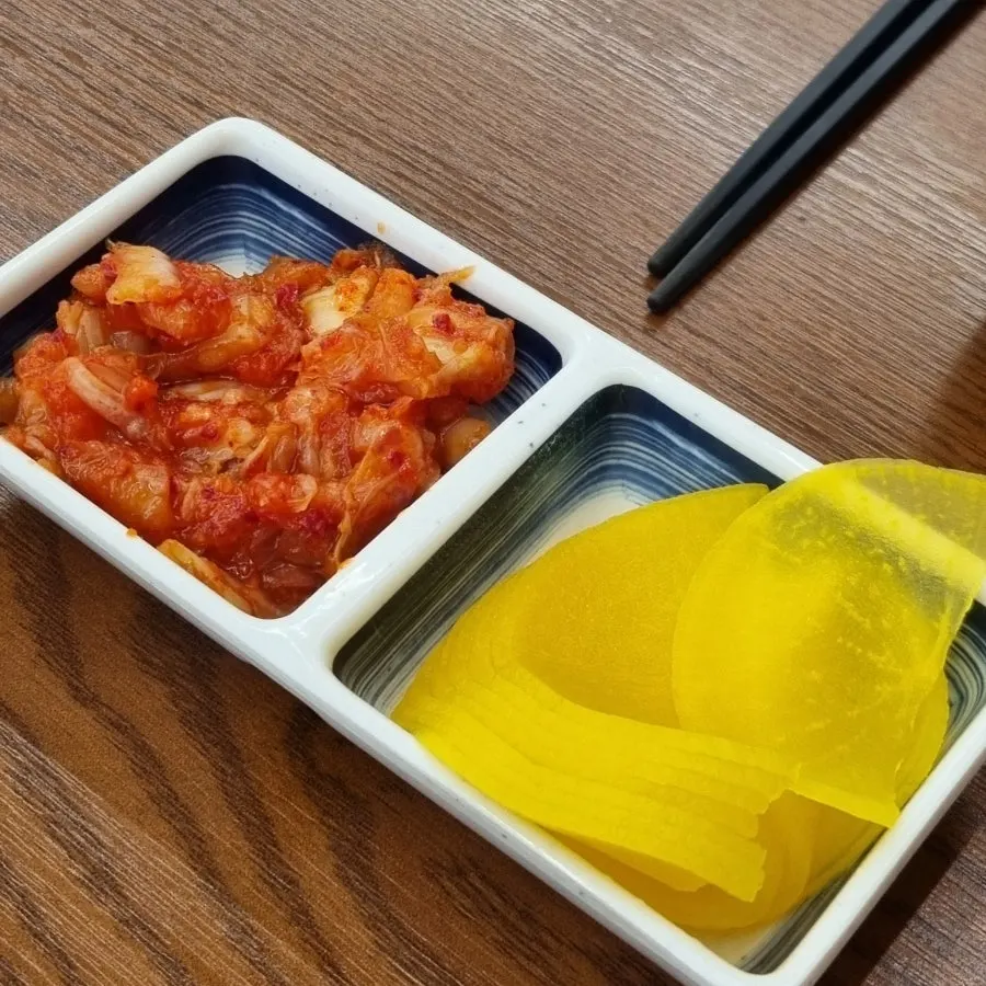 돈카츠와 부타동을 함께 놓은 식사