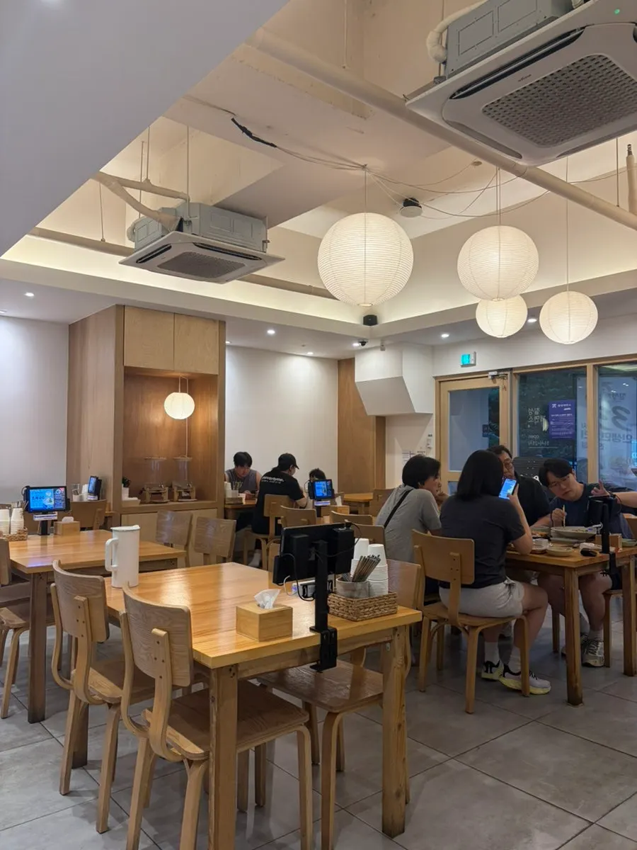 Restaurant self-service bar and tableware