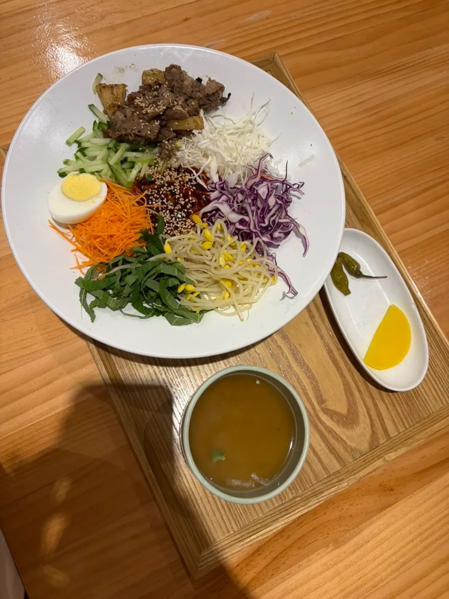 Charcoal-grilled beef bibim jjolmyeon