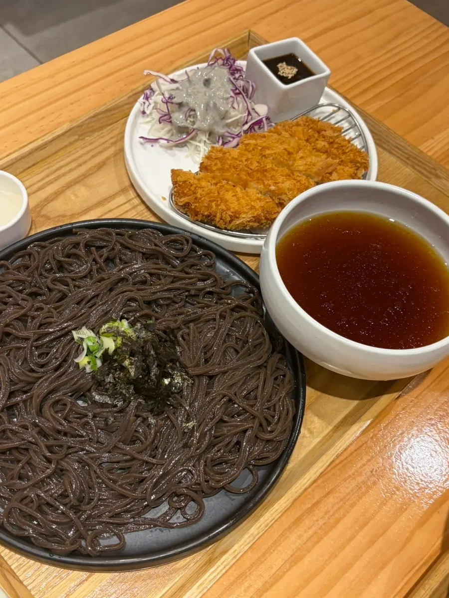 Pork cutlet from the soba set