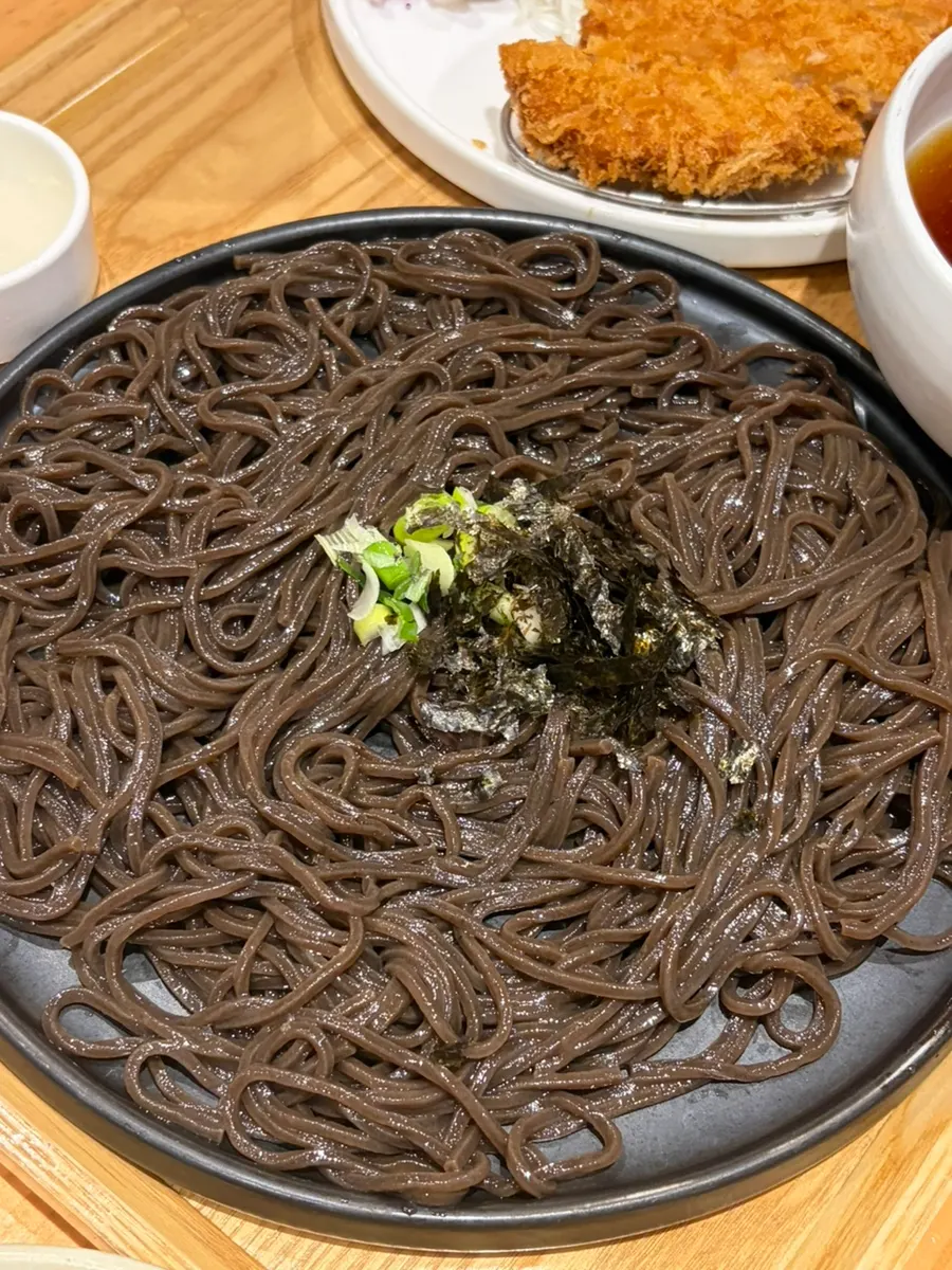 Chewy noodles in pan-memil soba