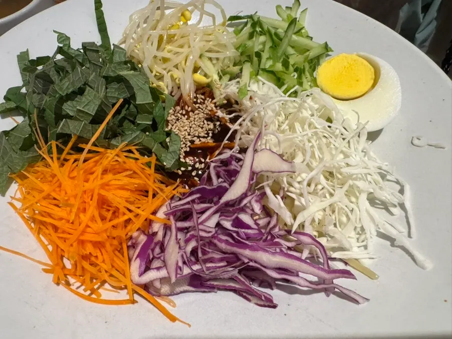Insaeng Jjolmyeon topped with vegetables at Chilseong Jemyeonso