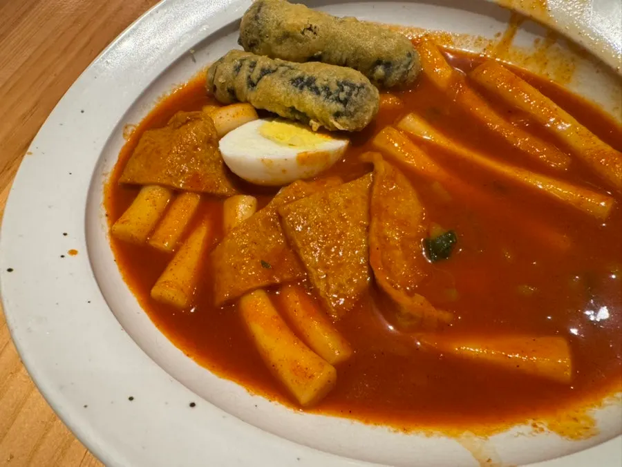 A table spread of tteokbokki and tteokkkochi at Chilseong Jemyeonso