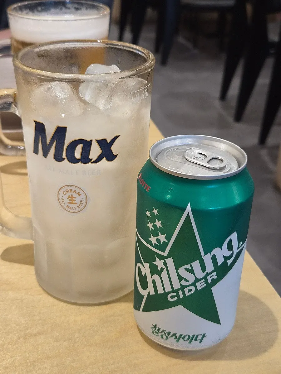 얼음 가득 담은 맥주잔의 탄산음료