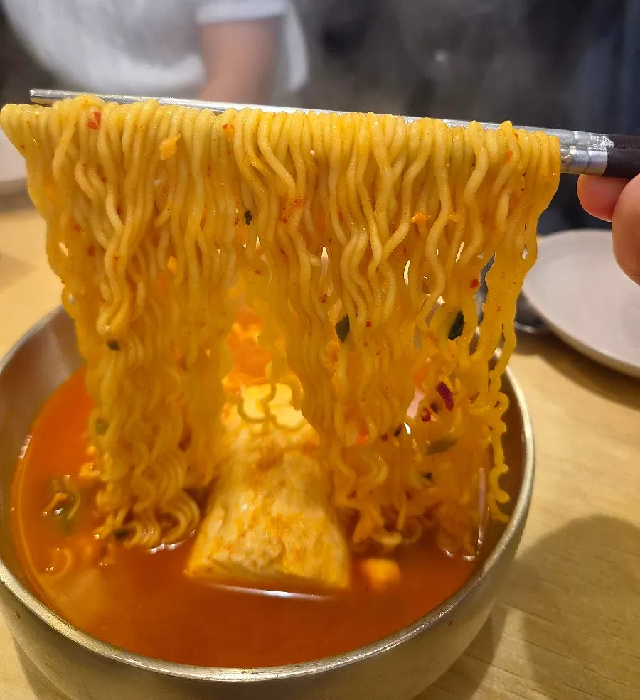 사각 형태로 삶아낸 꼬들한 라면 면발