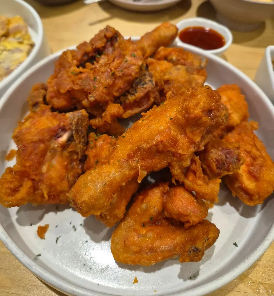 껍질이 얇고 바삭한 후라이드치킨 단면