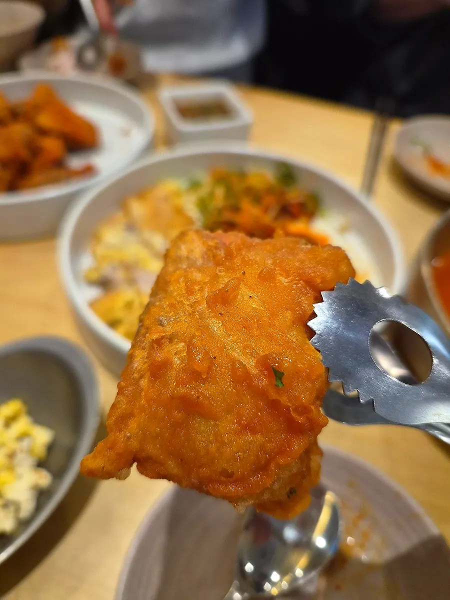 치킨과 생맥주를 함께 놓은 테이블
