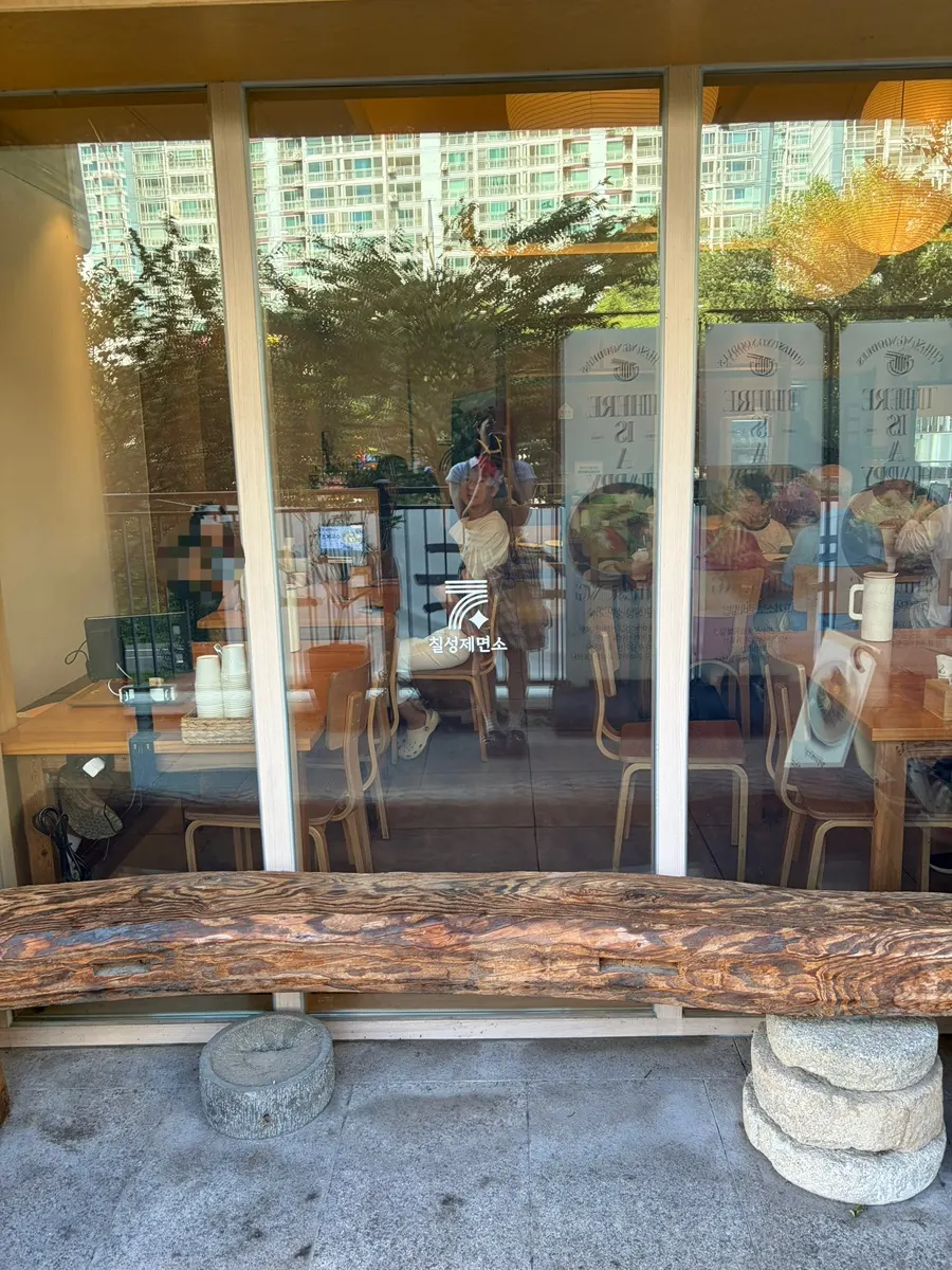 Waiting area in front of the restaurant