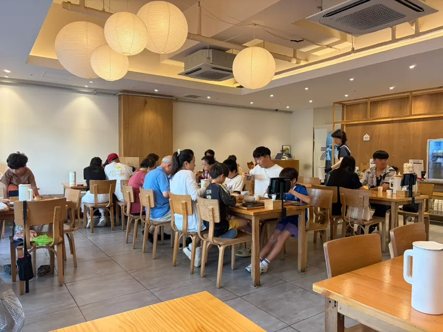 Inside Chilseong Jemyeonso at lunchtime
