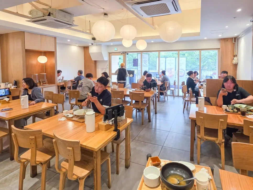 통창과 밝은 분위기의 칠성제면소 내부