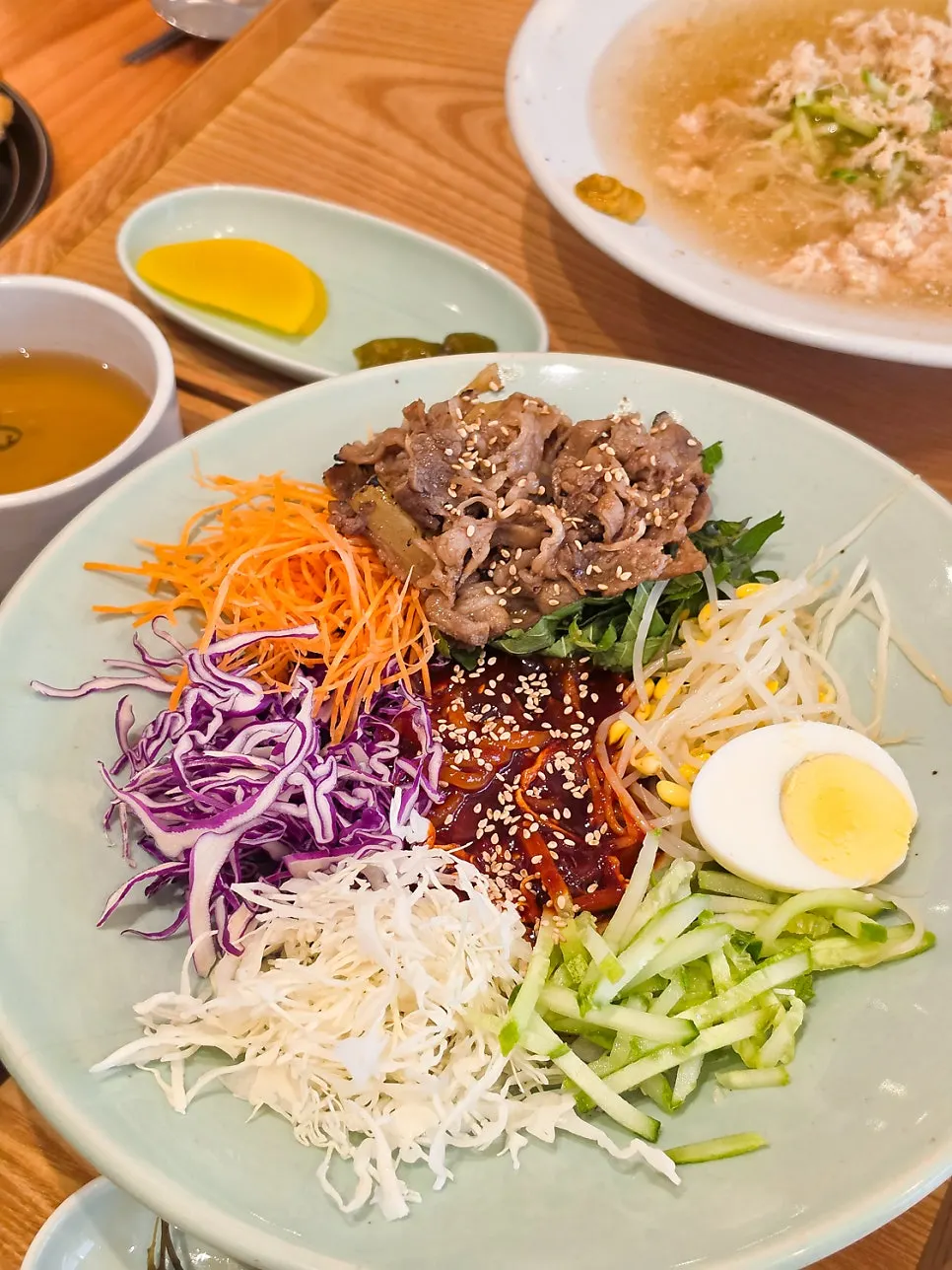 숯불 우삼겹 비빔쫄면과 주문 메뉴