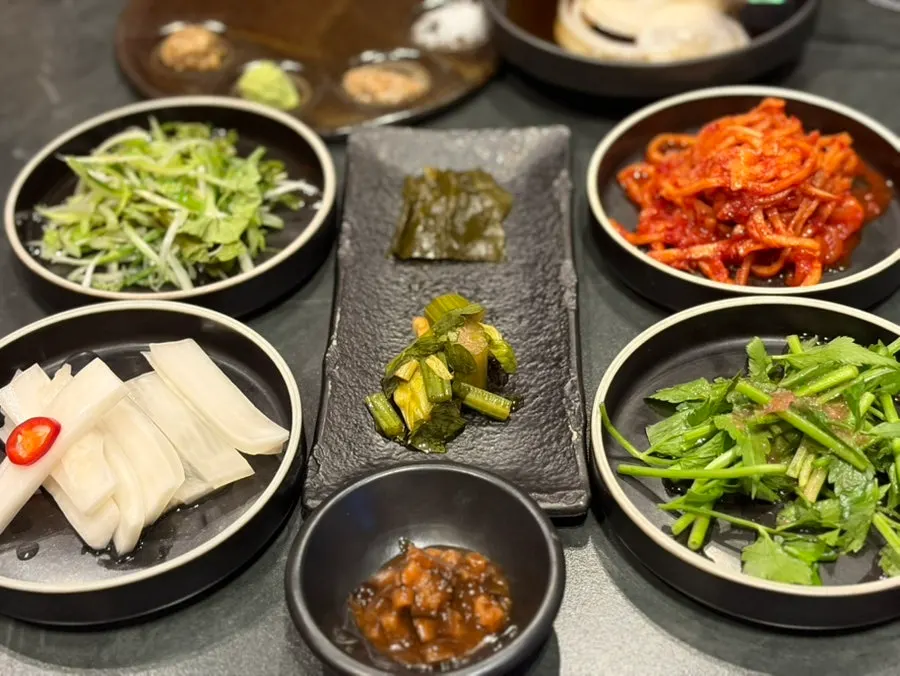 Plates of side dishes at Sutbul Seonghwa