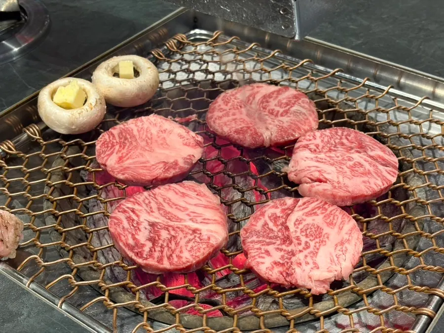 Seonghwa sirloin and wine-marinated short rib skirt combination