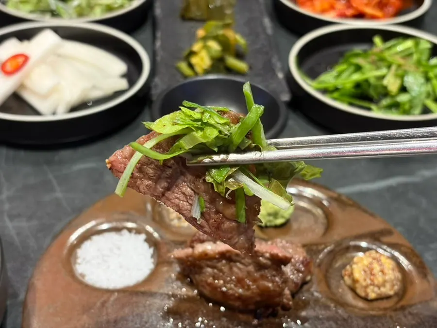 Charcoal-grilled beef eaten together with side dishes
