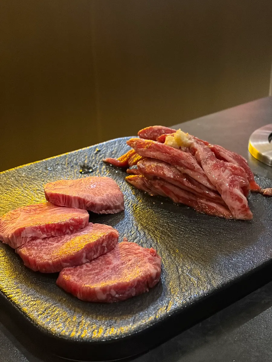 테이블에 세팅된 충주산 참나무 숯불