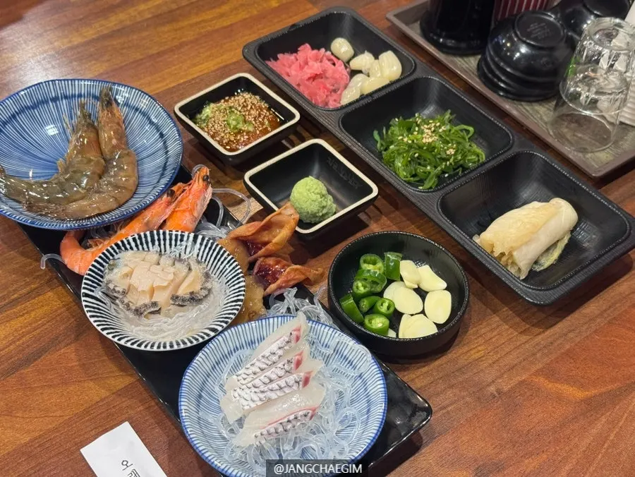 기본으로 깔린 해산물 스키다시 상차림