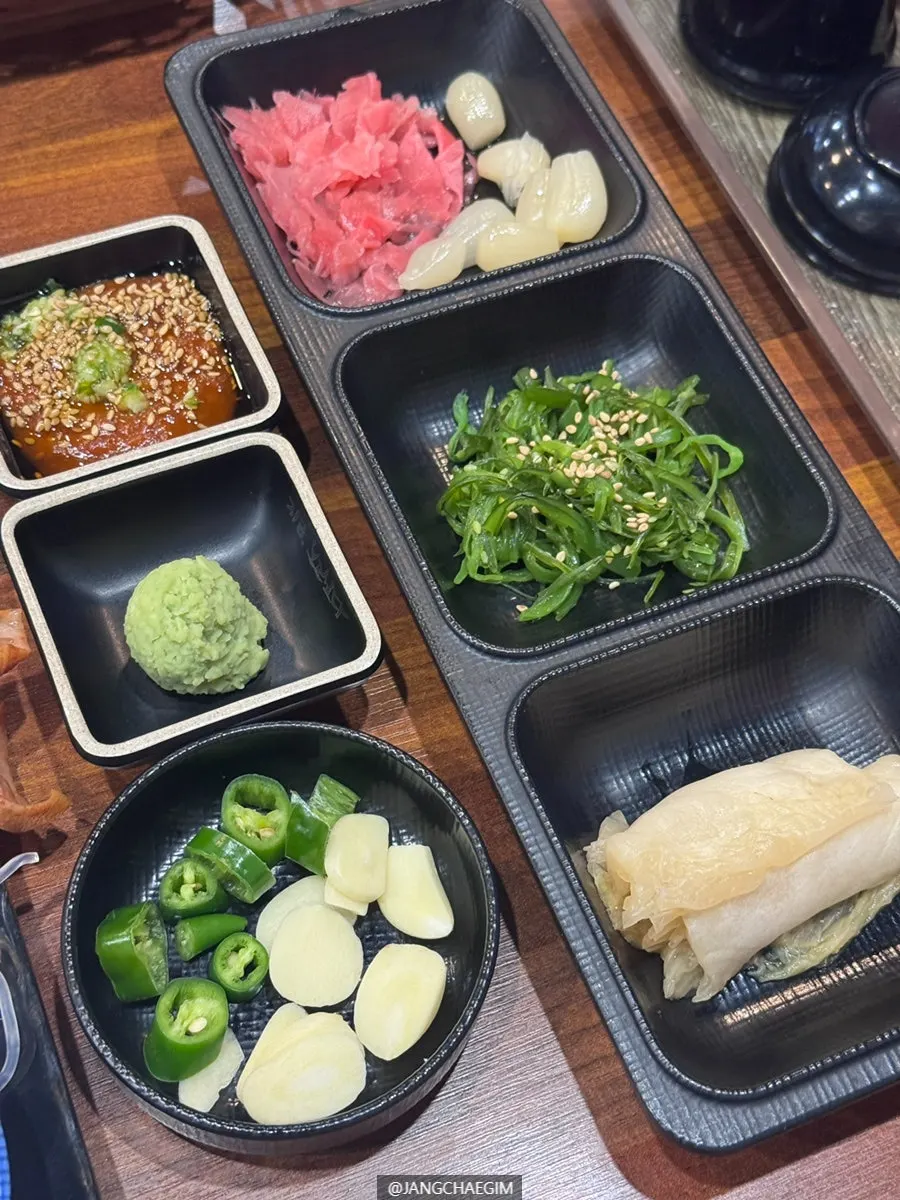 멍게와 전복, 도미회 기본 찬