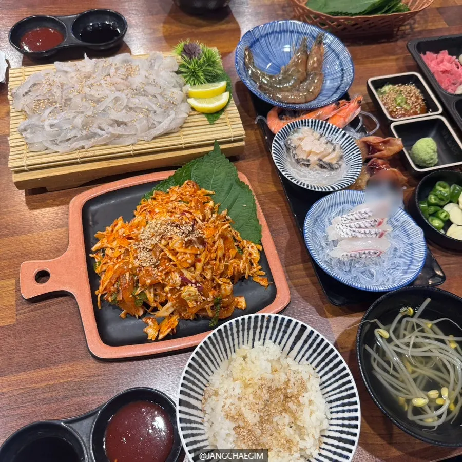 스키다시와 함께 오픈한 소주 한 병