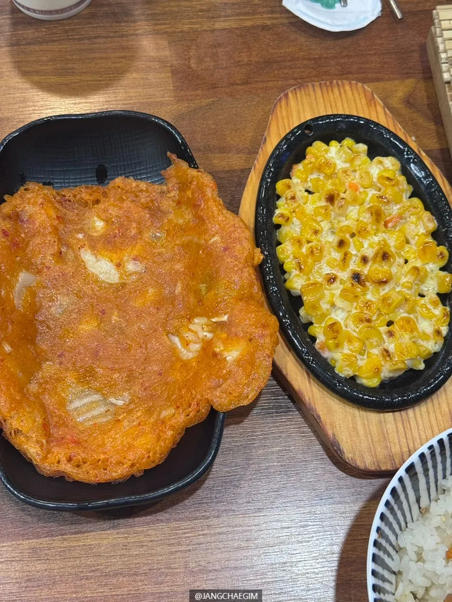 세트에 포함된 김치전과 콘치즈