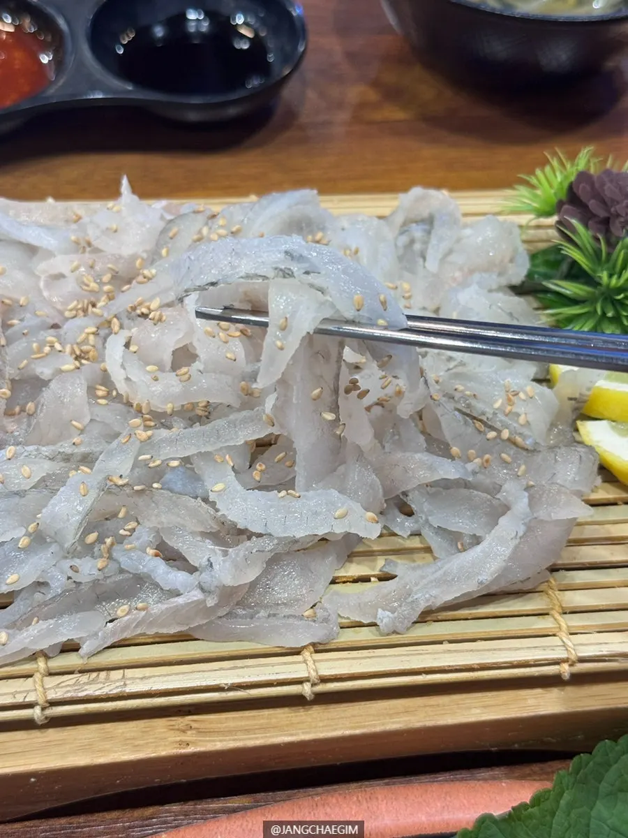 한상 가득 차려진 도다리 세트
