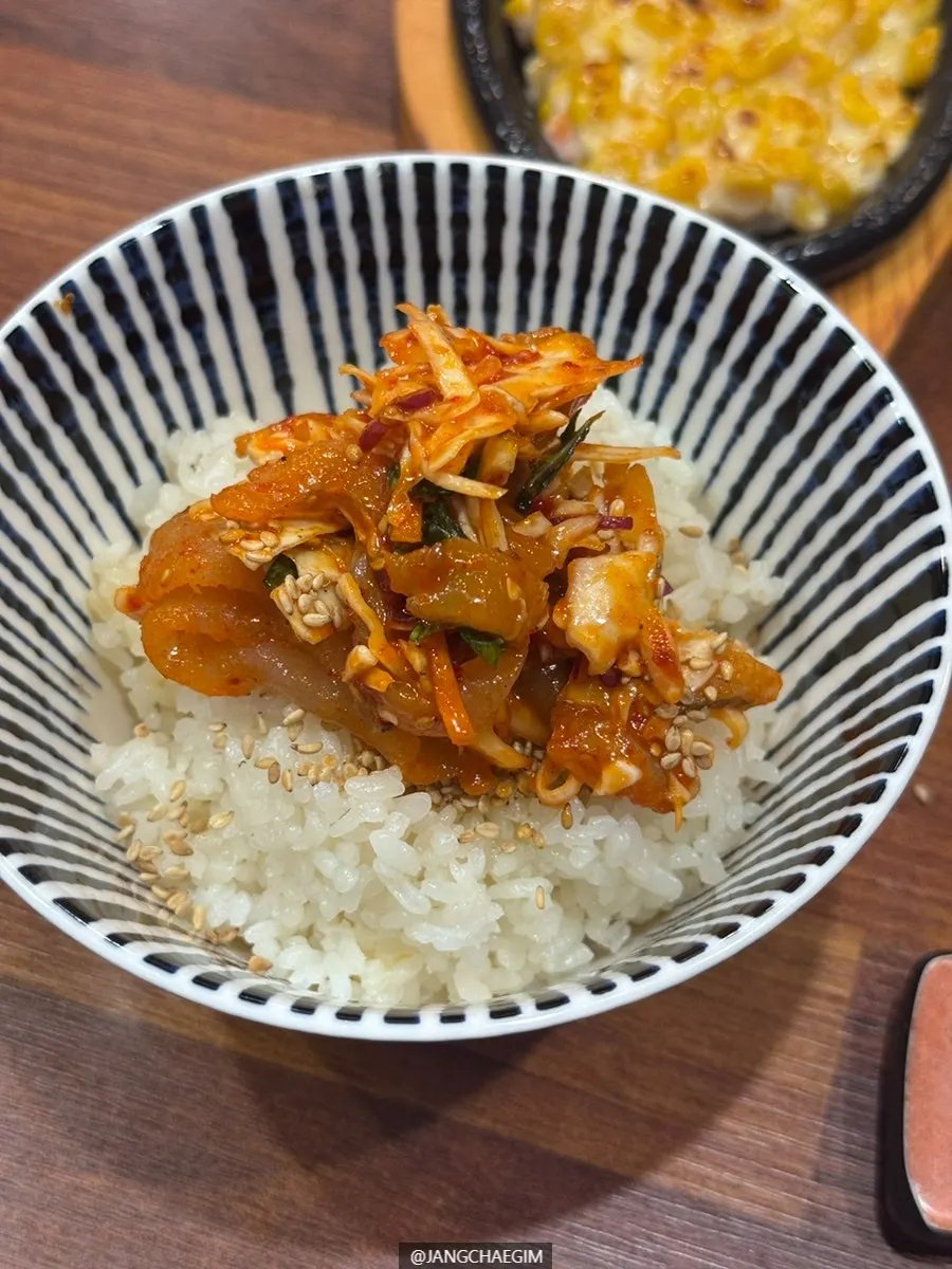 상추에 회무침과 밥을 싼 쌈