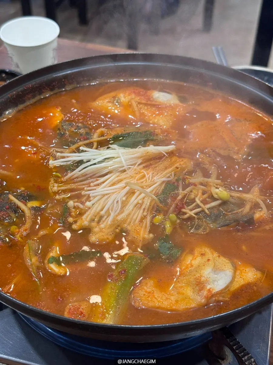 세트 마무리로 나온 매운탕 냄비