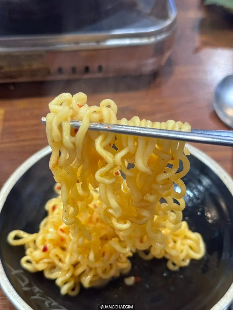 라면사리 넣고 끓인 서더리 매운탕