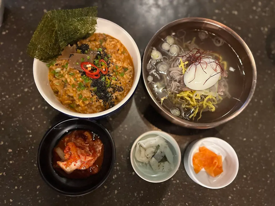 Table with sea urchin roe and tartare together