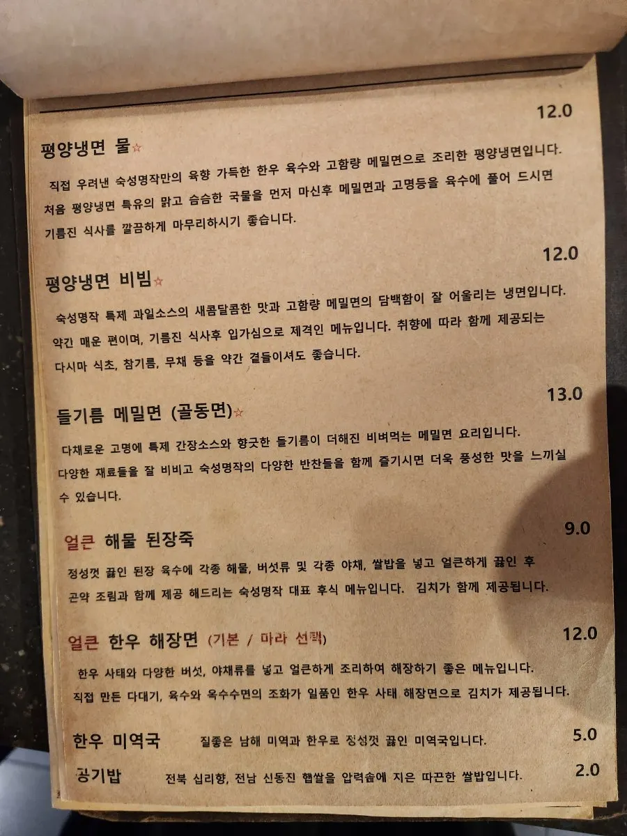 화병에 풍성하게 꽂힌 생화 클로즈업